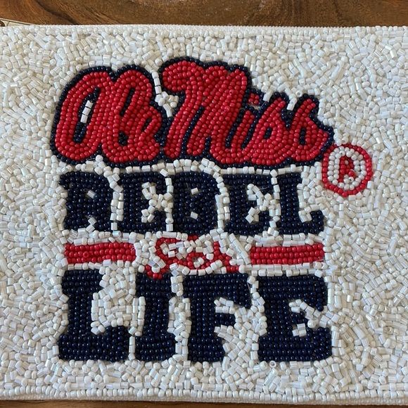 🎉❤️ Ole Miss Beaded Wristlet Zip Closure Case Pouch - Picture 1 of 2